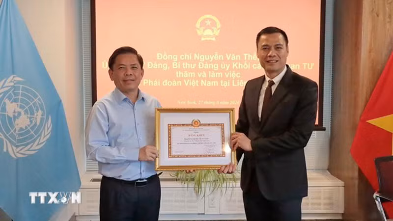 Товарищ Нгуен Ван Тхэ вручает похвальную грамоту Постоянной миссии Вьетнама при ООН. Фото: ВИА