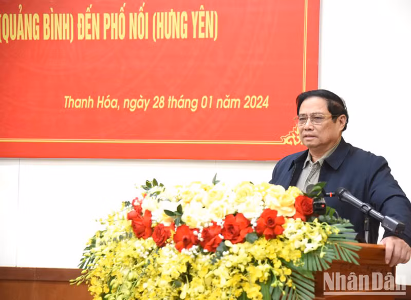 Премьер-министр Фам Минь Тьинь выступает с заключительной речью. Фото: Чан Хай