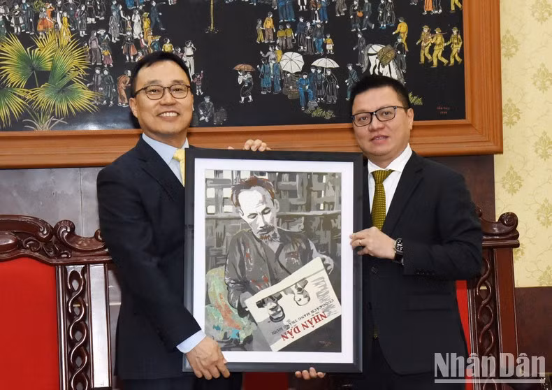 Главный редактор Ле Куок Минь вручает памятный подарок Послу Чхве Ён Саму. Фото: Чан Хай Главный редактор Ле Куок Минь вручает памятный подарок Послу Чхве Ён Саму. Фото: Чан Хай