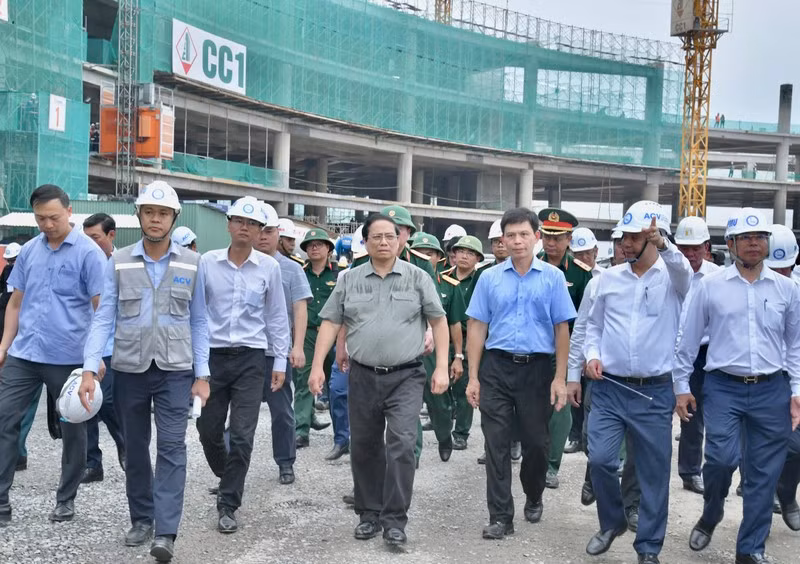 Премьер-министр Фам Минь Тьинь проверяет ход строительства главного терминала международного аэропорта Лонгтхань. Фото: Тхань Жанг