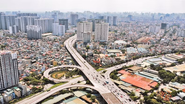 Мост Виньтюи, проходящий через Красную реку, имеет важное значение в транспортной структуре Ханоя. Фото: Ле Кхиеу Минь Мост Виньтюи, проходящий через Красную реку, имеет важное значение в транспортной структуре Ханоя. Фото: Ле Кхиеу Минь