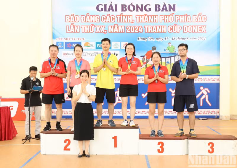 Журналисты Нгуен Фыонг Чам и Чан Киен Жанг (газета «Хынгйен») стали победителями в смешанном парном разряде среди спортсменов до 45 лет.