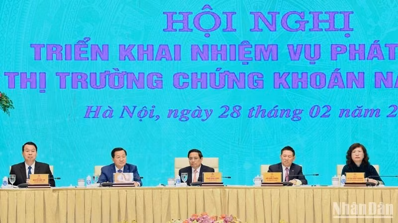 Премьер-министр Фам Минь Тьинь председательствует на конференции. Фото: Чан Хай