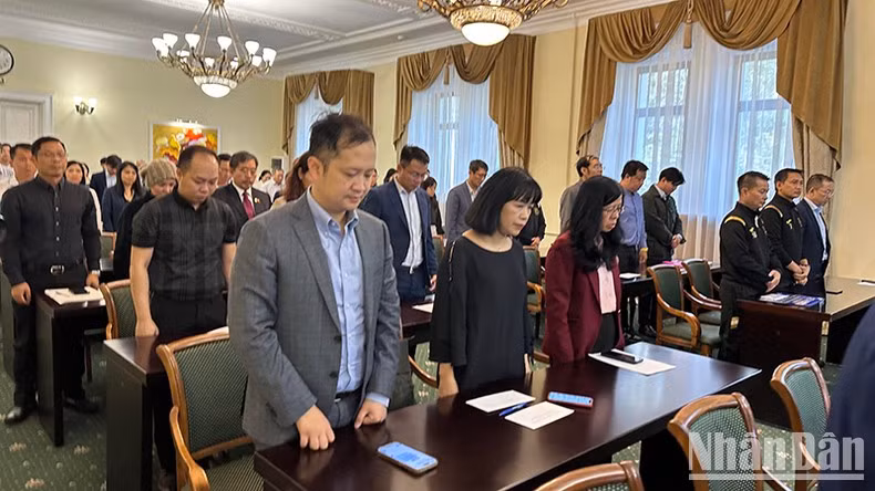 Должностные лица и сотрудники Посольства, представители Общества вьетнамцев в России минутой молчания почтили память жертв. Фото: Тхюи Ван