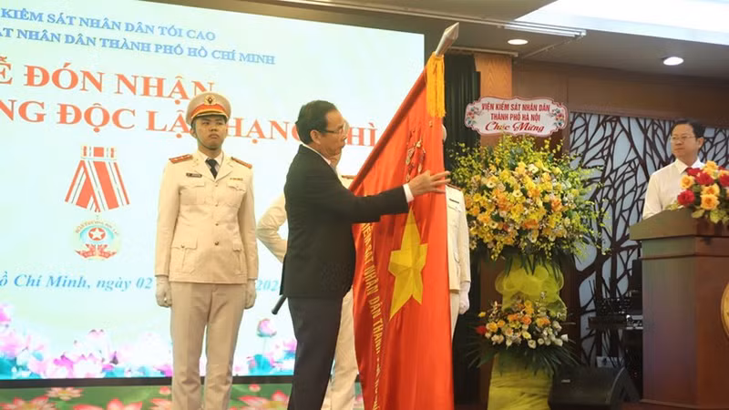 Секретарь Парткома г. Хошимина Нгуен Ван Нэн вручает коллективу Народной прокуратуры г. Хошимина Орден Независимости второй степени. Фото: ВИА