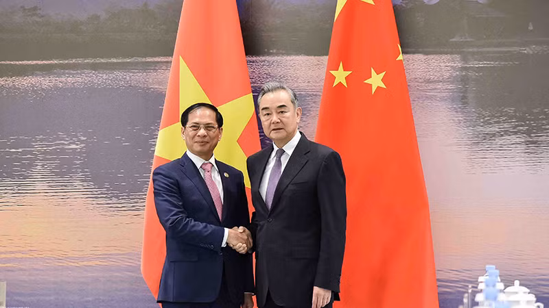 Глава МИД Вьетнама Буй Тхань Шон и Глава МИД Китая Ван И. Фото: baoquocte.vn