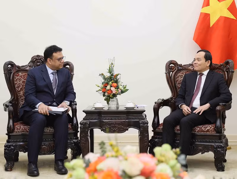 Вице-премьер Чан Лыу Куанг и старший вице-президент P&G Нитин Дарбари. Фото: ВИА