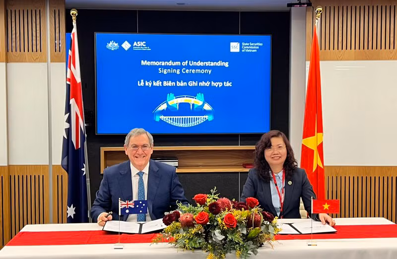 Председатель SSC Ву Тхи Тян Фыонг и Председатель ASIC Джозеф Лонго подписывают меморандум о взаимопонимании.