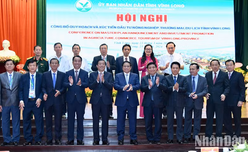 Премьер-министр Фам Минь Тьинь фотографируется с руководителями провинции Виньлонг.