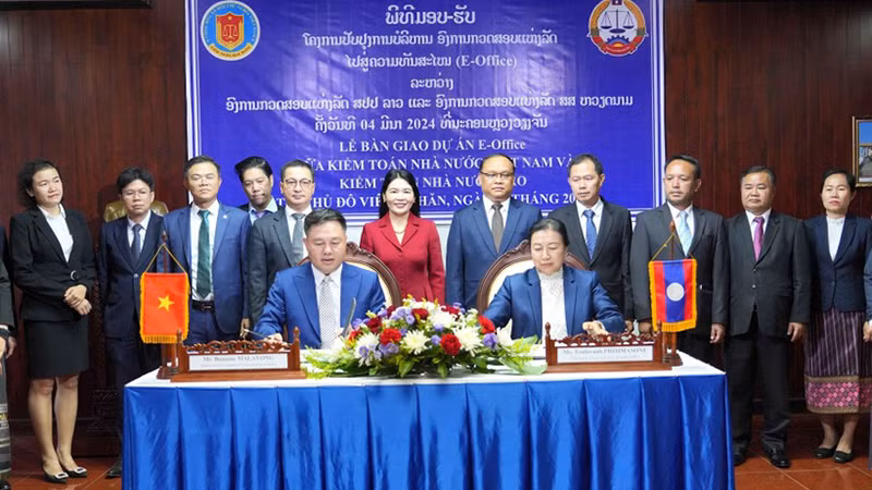 Церемония передачи проекта по улучшению управления офисными операциями в направлении модернизации. Фото: ВИА