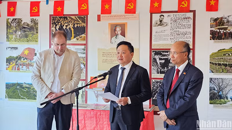 Заместитель главного редактора газеты «Нянзан» Фан Ван Хунг выступает на мероприятии. Фото: Минь Зюи