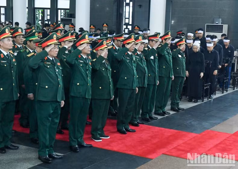 Делегация Центрального военного комитета, Министерства обороны чтит память Генерального секретаря ЦК КПВ Нгуен Фу Чонга.