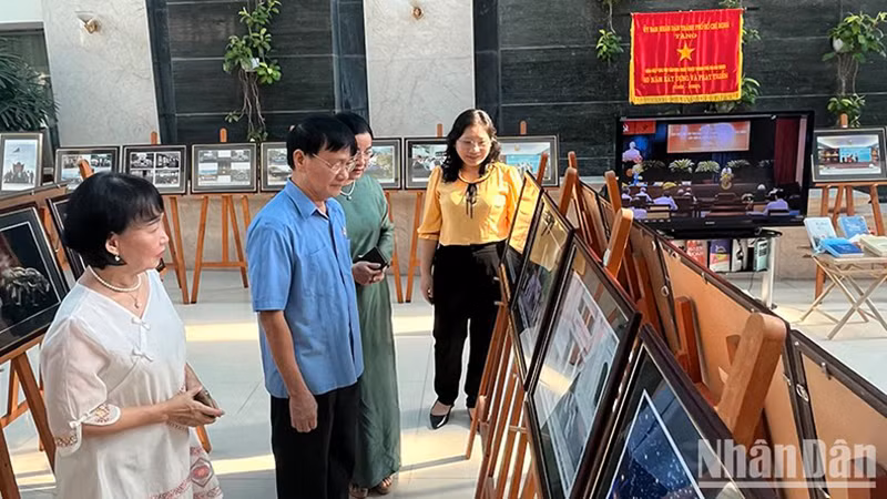 Делегаты посещают выставку о деятельности Союза обществ литературы и искусства г. Хошимина в 2023 году. Делегаты посещают выставку о деятельности Союза обществ литературы и искусства г. Хошимина в 2023 году.