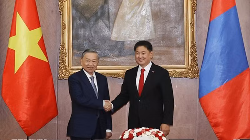 Генеральный секретарь ЦК КПВ, Президент Вьетнама То Лам и Президент Монголии Ухнаагийн Хурэлсух. Фото: ВИА