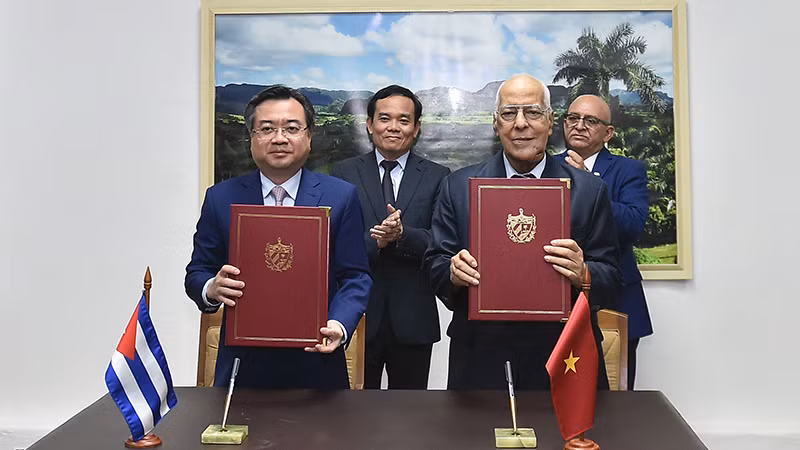 Подписание протокола 41-го заседания Вьетнамско-кубинской межправительственной комиссии. Фото: VGP