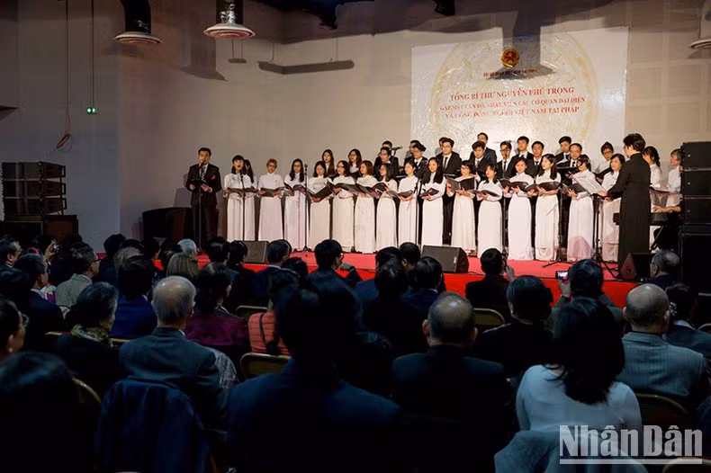 Многочисленные вьетнамцы, проживающие во Франции, присутствуют на встрече с Генеральным секретарем ЦК КПВ Нгуен Фу Чонгом в рамках его официального визита во Францию, 2018 год. Фото: Хор «Родина»