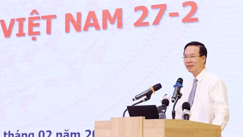 Президент Во Ван Тхыонг поздравляет врачей, медсестер и работников 1-й Детской больницы с праздником. Фото: ВИА