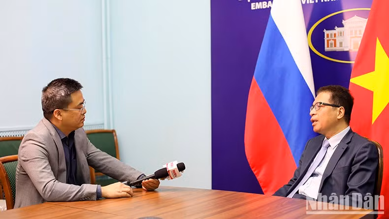 Постоянный корреспондент газеты «Нянзан» в России берет интервью у Посла Вьетнама в России Данг Минь Кхоя. Фото: Нгуен Хоанг