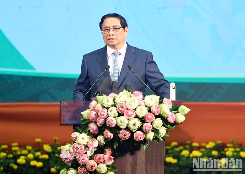 Премьер-министр Фам Минь Тьинь выступает с речью.