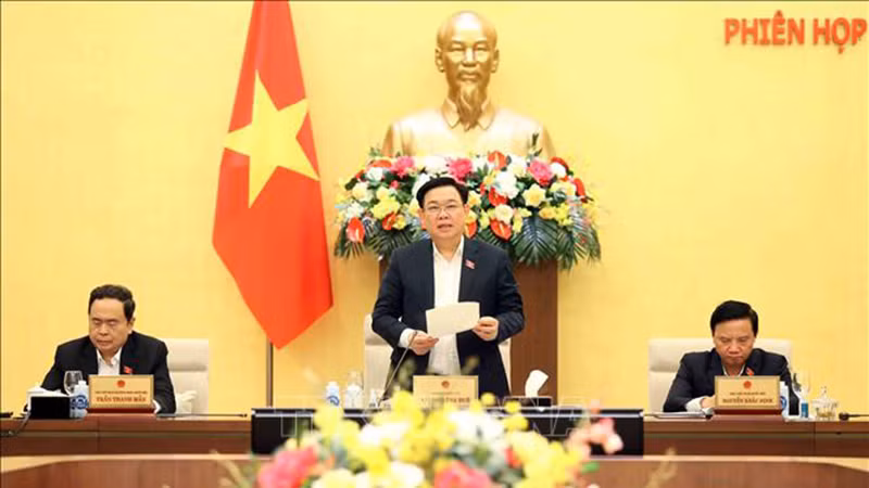 Председатель НС Вьетнама Выонг Динь Хюэ (в центре) выступает с заключительной речью. Фото: ВИА