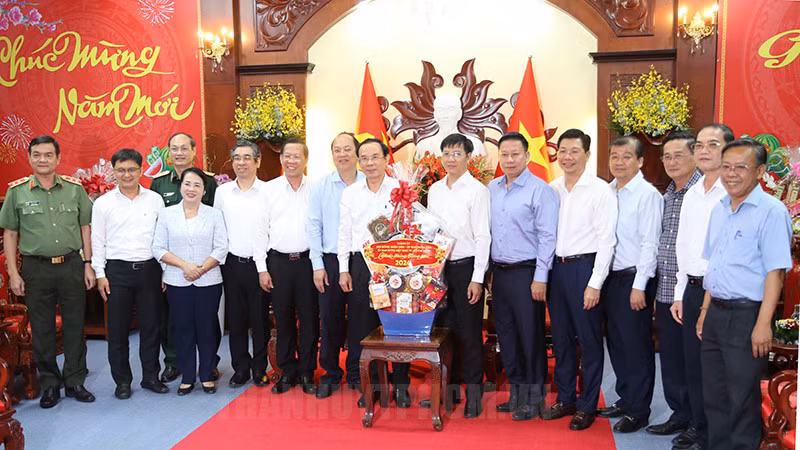 Секретарь Парткома г. Хошимина Нгуен Ван Нэн и делегация посещают Партком провинции Тэйнинь. Фото: hcmcpv.org.vn