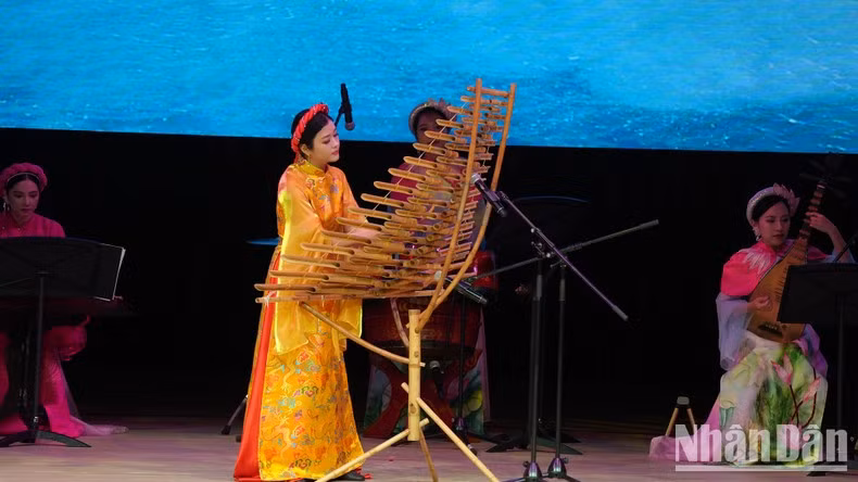 Номер ансамбля этнической музыки Национальной академии музыки Вьетнама. Номер ансамбля этнической музыки Национальной академии музыки Вьетнама.