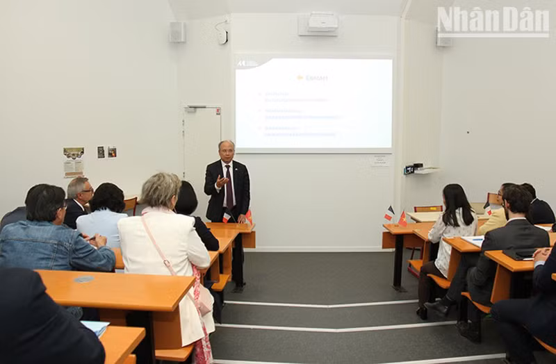 Посол Динь Тоан Тханг высоко оценил преподавание вьетнамского языка на факультете иностранных языков Университета Бордо III имени Мишеля де Монтень. Фото: Минь Зюи