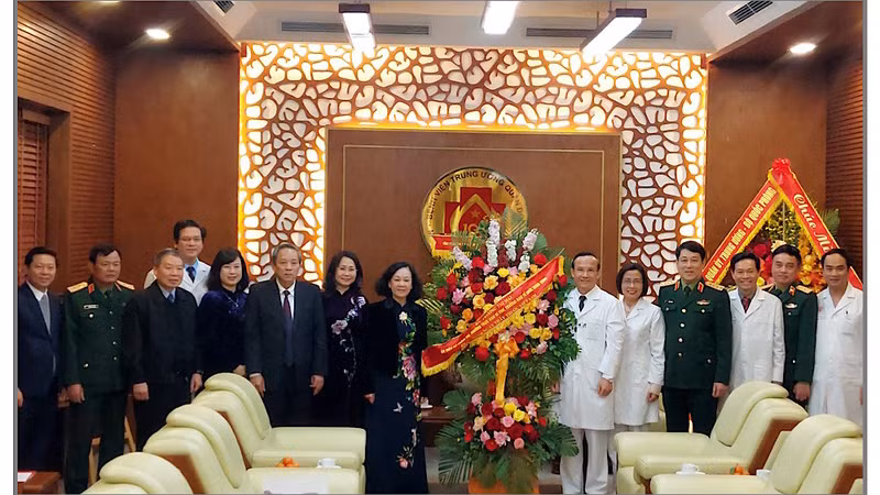 Товарищ Чыонг Тхи Май вручает цветы врачам и медицинскому персоналу Центрального военного госпиталя №108.