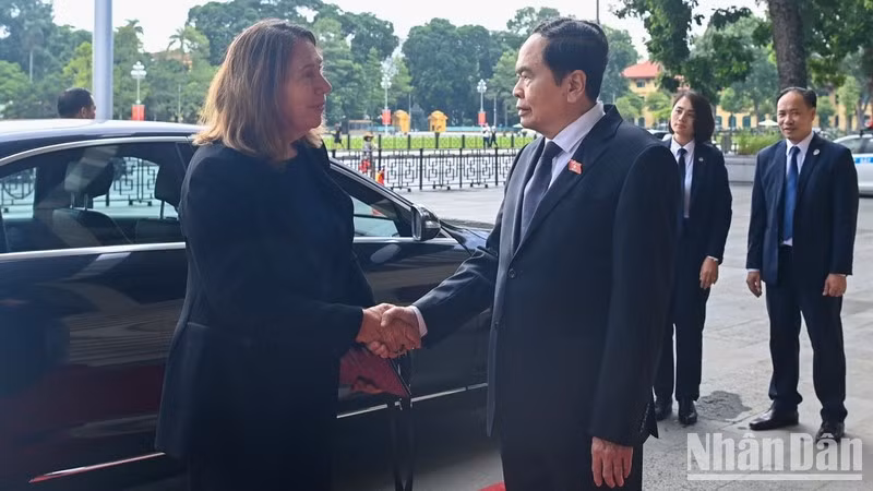 Председатель НС Чан Тхань Ман приветствует Председателя Сената Австралии Сью Лайнс. Фото: Зюи Линь