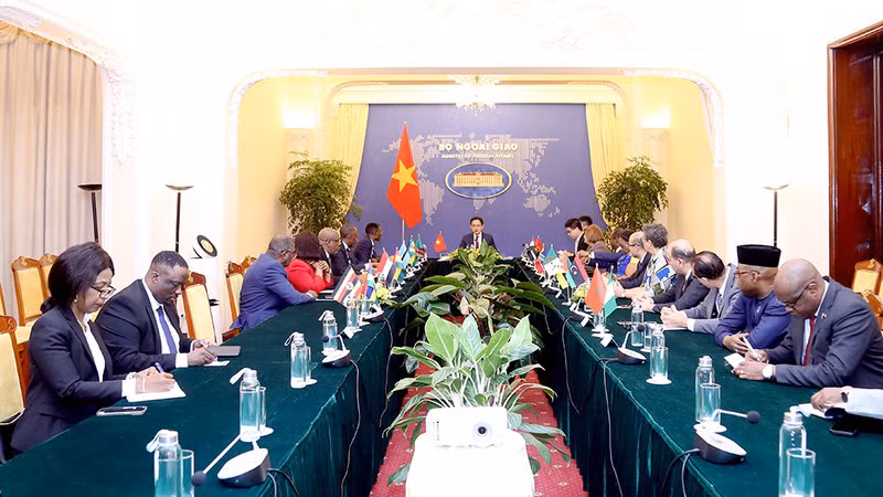 Общий вид рабочей встречи с послами африканских стран.