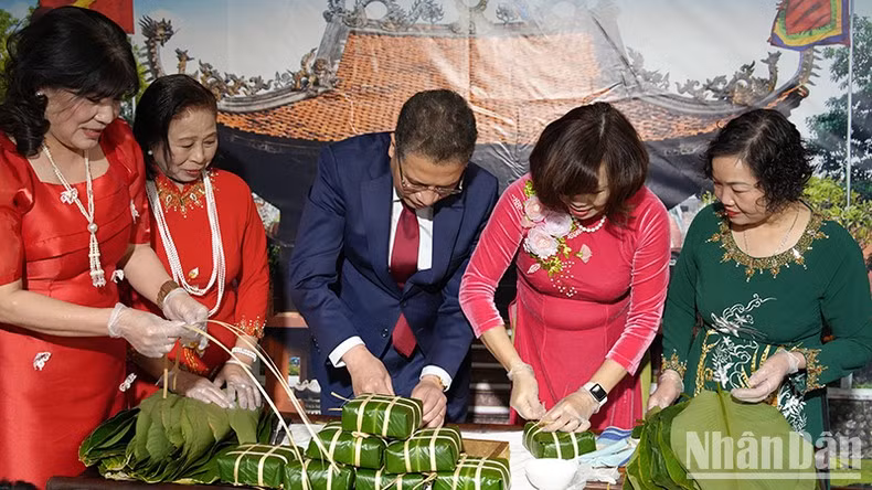 Посол Вьетнама в России Данг Минь Кхой с супругой участвует в приготовлении пирогов «баньтьынг». Фото: Суан Хынг