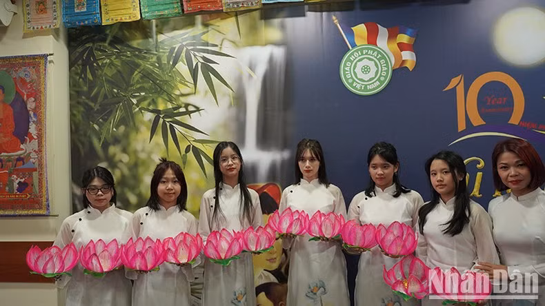 Молодые люди участвуют в празднике «Вулан». Фото: Тхюи Ван