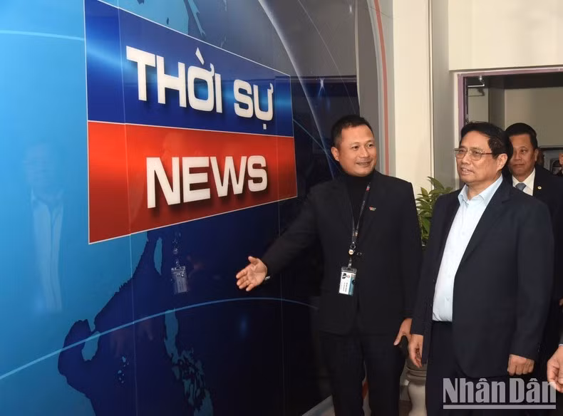 Премьер-министр Фам Минь Тьинь посещает ВТВ. Фото: Чан Хай