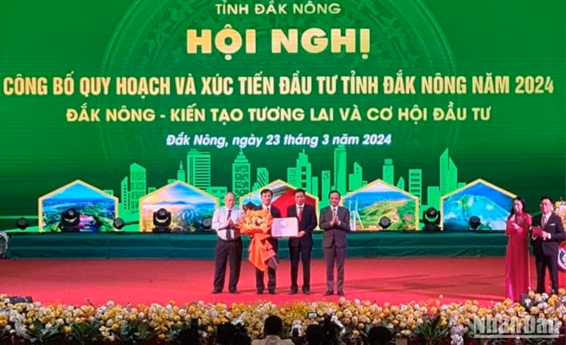 Вручение решения Премьер-министра об утверждении плана развития руководителям провинции Дакнонг.