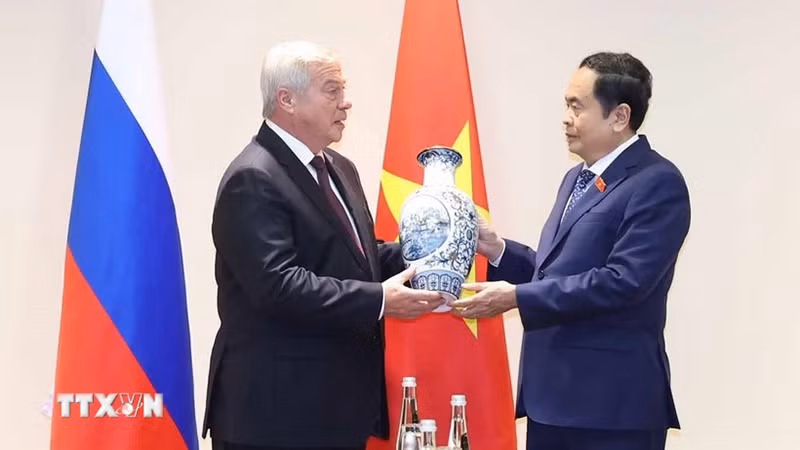 Председатель НС Чан Тхань Ман вручает подарок Губернатору Ростовской области Василию Голубеву. Фото: ВИА