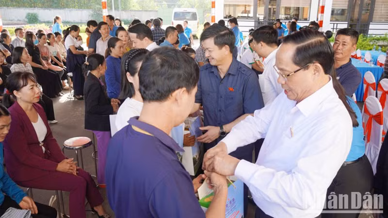 Зампредседателя НС Чан Куанг Фыонг вручает подарки рабочим, находящимся в трудной ситуации.