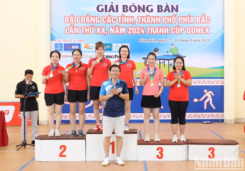 Журналисты Нгуен Фыонг Тям и Нгуен Тхи Нгоан (газета «Хынгйен») выиграли первый приз в женском парном разряде.