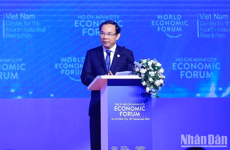 Товарищ Нгуен Ван Нэн выступает со вступительной речью.