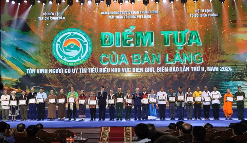 Генерал армии Лыонг Кыонг и товарищ До Ван Тьиен вручают делегатам логотипы и сертификаты программы.