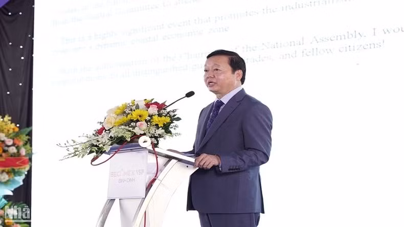 Вице-премьер Чан Хонг Ха выступает на церемонии. Вице-премьер Чан Хонг Ха выступает на церемонии.