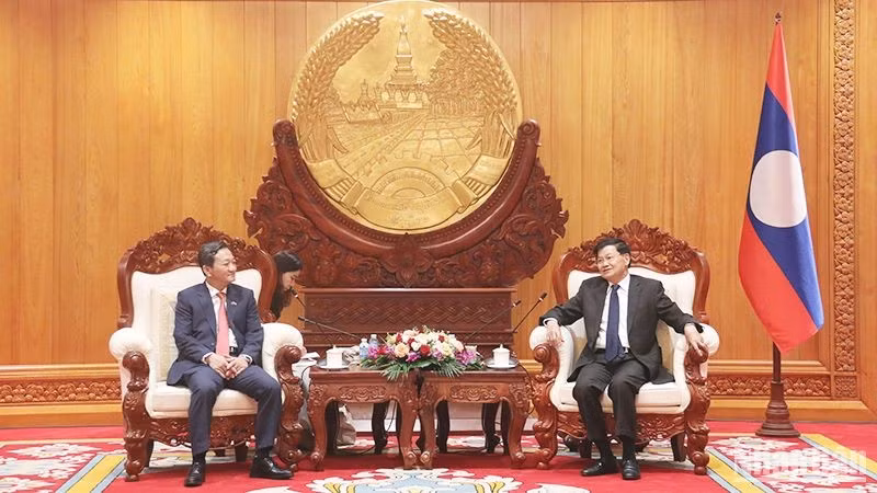 Генеральный секретарь ЦК НРПЛ, Президент Лаоса Тхонглун Сисулит принимает Посла Нгуен Минь Тама. Фото: Чинь Зунг