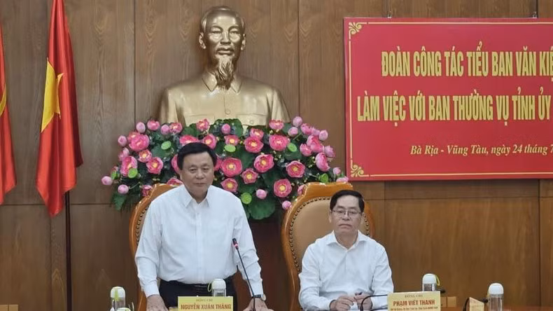 Товарищ Нгуен Суан Тханг выступает на рабочей встрече.