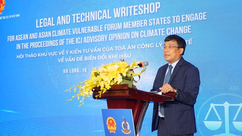 Постоянный замминистра Нгуен Минь Ву выступает на семинаре.