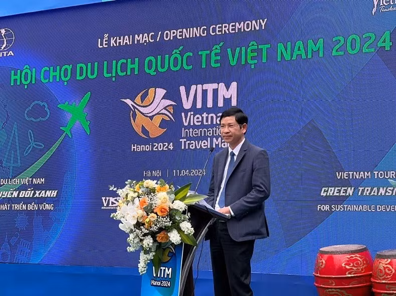 Заместитель министра культуры, спорта и туризма Хо Ан Фонг выступает на открытии ярмарки.
