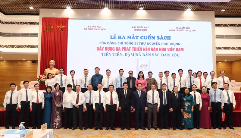 Участники церемонии.