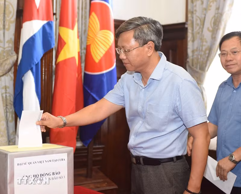 Вьетнамцы, проживающие на Кубе, делают пожертвования. Фото: ВИА