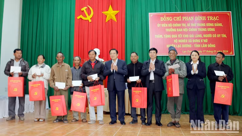 Вручение подарков бедным семьям, деревенским старейшинам и выдающимся жителям общины Дынгкно уезда Лакзыонг.