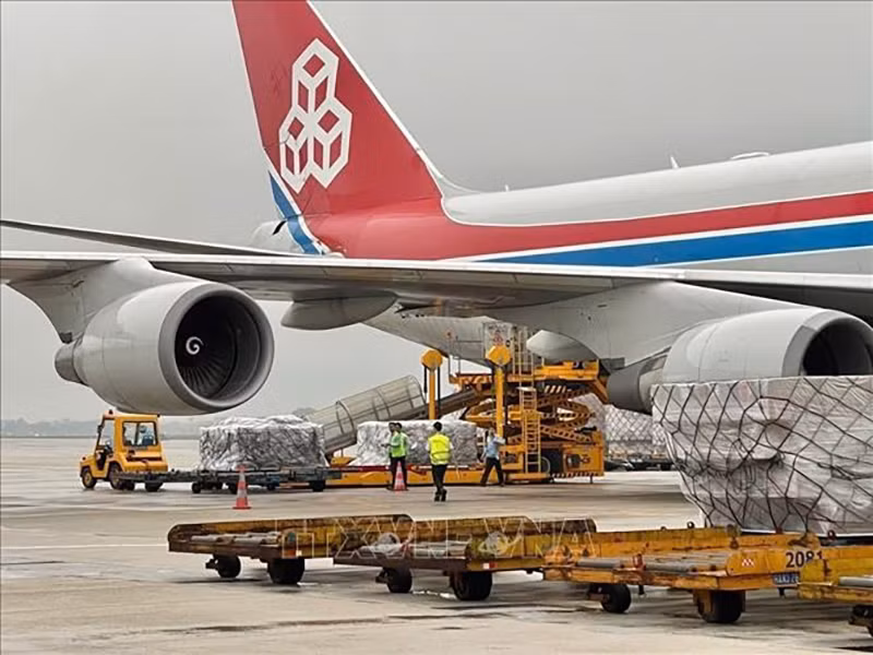 Товары, предоставленные организацией «Сумка Самаритянина» и Правительством Швейцарии для поддержки провинций Йенбай, Лаокай и Каобанг, пострадавших от тайфуна №3, прибывают в аэропорт Нойбай (Ханой), 16 сентября 2024 года.