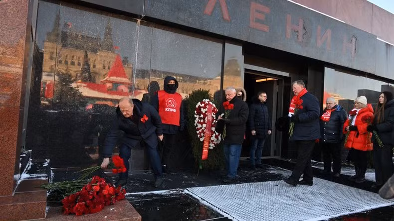 Руководители КПРФ возлагают цветы. Фото: kprf.ru Руководители КПРФ возлагают цветы. Фото: kprf.ru