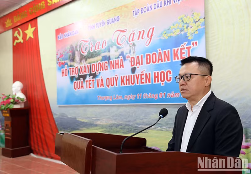 Товарищ Ле Куок Минь выступает на церемонии.